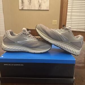 Brooks Addiction women's walking shoes Size 9 .5 D Wide
